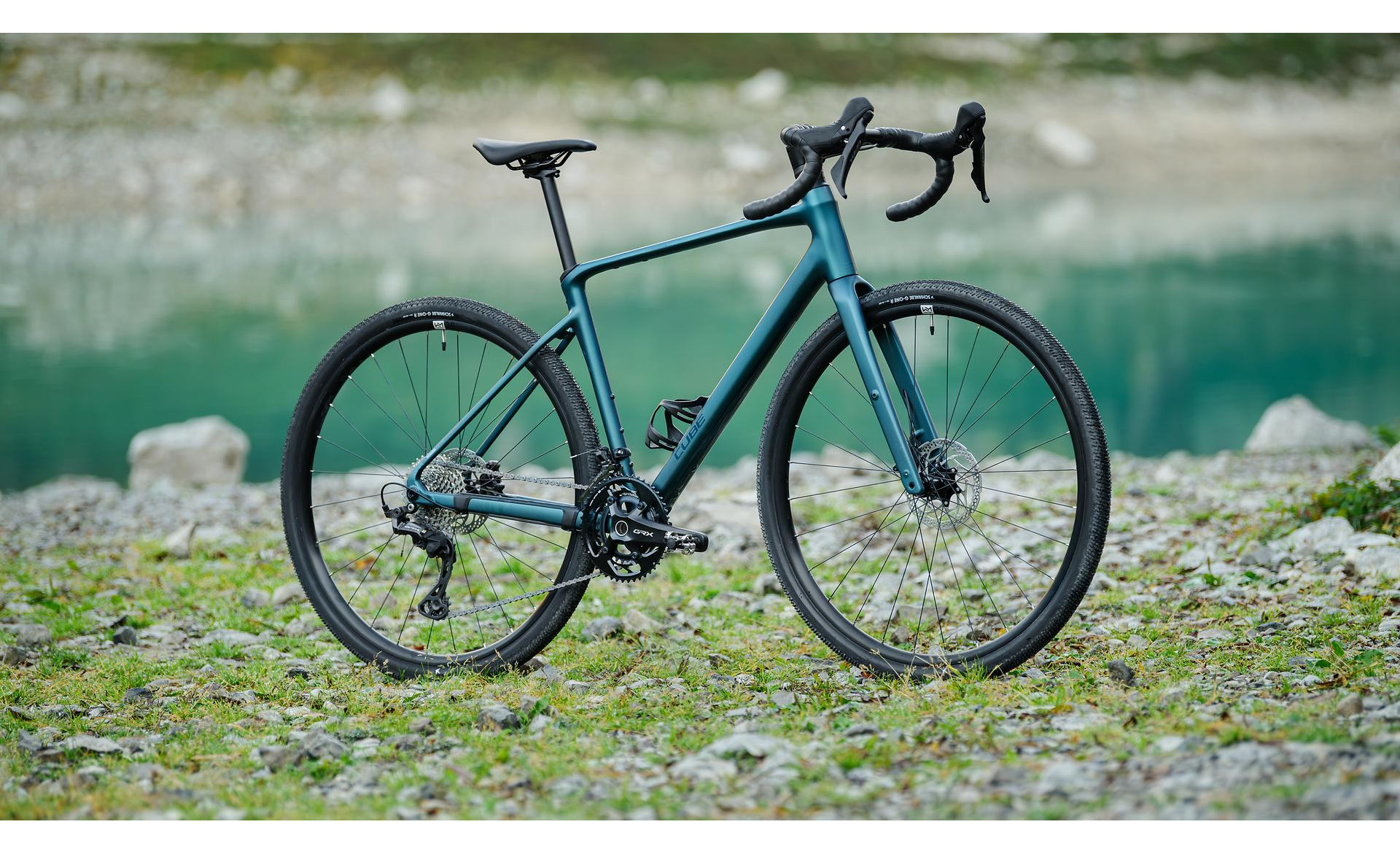 CUBE Nuroad Race – Profilansicht (Farbvariante royalgreen´n´black)